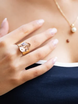 Caroline Svedbom Large Cocktail ring drop ring in gold, stone colour silk on finger