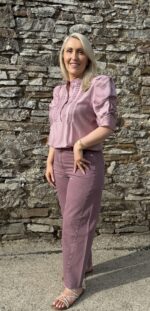 Woman wearing Gossia AnnsofiGo Lull Blouse, Puff Sleeve, silk feel, dusty Rose