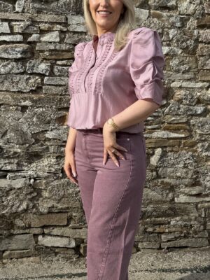 Woman wearing Gossia AnnsofiGo Lull Blouse, Puff Sleeve, silk feel, dusty Rose